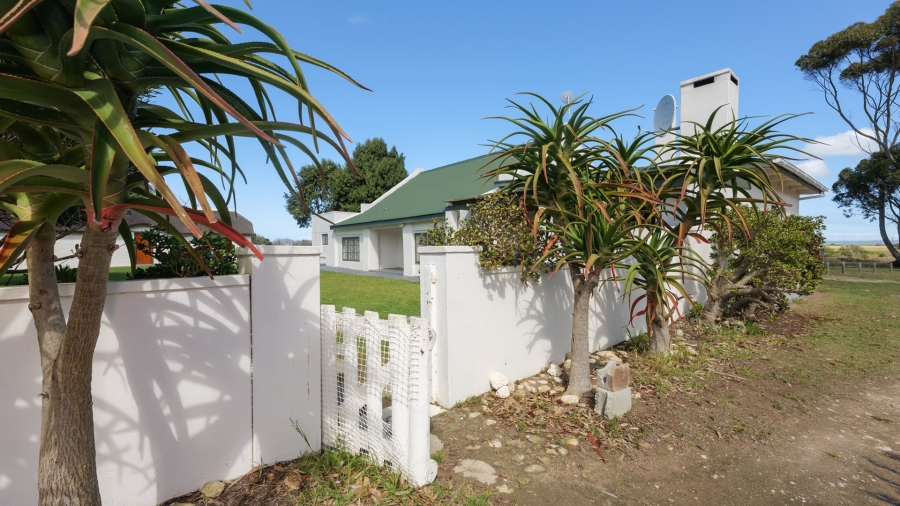To Let 4 Bedroom Property for Rent in Struisbaai Western Cape